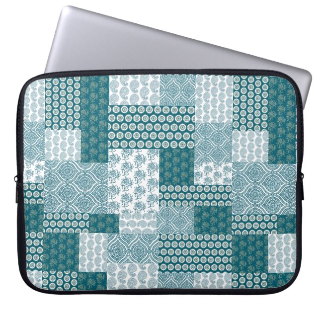 Chic Ethnic Faux Patchwork Patroon, Blauwgroen en  Laptop Sleeve (Voorkant)