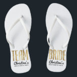Chic Faux Gold Team Bride Wedding Bachelorette Teenslippers<br><div class="desc">Elegant, chic en modern faux drukten gouden omtrek, Team Bride keepomwille teenslippers. Dit klassiek en gesofisticeerd ontwerp is perfect voor de klas, de trendy, en de stijlvolle bruidsmeisje of het dienstmeisje van eer. Draag hen aan de bachelorette partij of om het even welke pre-trouwgebeurtenis om uw steun voor de bruid...</div>