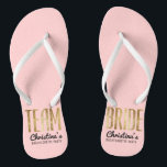 Chic Faux Gold Team Bride Wedding Bachelorette Teenslippers<br><div class="desc">Elegant, chic en modern faux drukten gouden contouren roos kwartsroze, Team Bride keepomwille teenslippers. Dit klassiek en gesofisticeerd ontwerp is perfect voor de klas, de trendy, en de stijlvolle bruidsmeisje of het dienstmeisje van eer. Draag hen aan de bachelorette partij of om het even welke pre-trouwgebeurtenis om uw steun voor...</div>