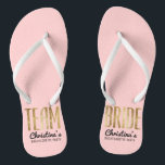 Chic Faux Gold Team Bruid Huwelijk Bachelorette Teenslippers<br><div class="desc">Elegante,  chique en moderne faux gedrukte gouden omtrek roos kwarts roze,  Team Bride keepsake teenslippers. Dit klassieke en verfijnde ontwerp is perfect voor het stijlvolle,  trendy en stijlvolle bruidsmeisje of bruidsmeisje. Draag ze naar de vrijgezellenfeest of een pre-bruiloft evenement om uw steun voor de show. Alle foto print ontwerp.</div>