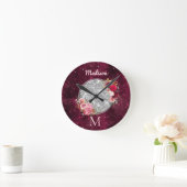 Chic faux Silver Glitter Burgundy Floral monogram Ronde Klok (Huis)