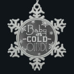 Chic Festive Chalkboard Baby is buiten koud Tin Sneeuwvlok Ornament<br><div class="desc">Chalkboardontwerpversiering met een kristallijne vormgeving. Trendy, modieuze feestdag op rond bord. Cute Baby het is Koud Buiten tekstontwerp met sneeuwvlokken. Mooie, decoratieve witte krijt die op zwarte bordcirkel schrijft. Kassy, elegante, stijlvolle vormgeving voor een speciaal, leuk, aangepast, origineel kerstcadeau. Als je hulp nodig hebt bij het aanpassen van je product,...</div>