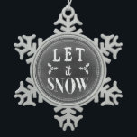 Chic Festive Chalkboard laat het sneeuwen Tin Sneeuwvlok Ornament<br><div class="desc">Chalkboardontwerp met een kristallijne vormgeving kerstboomsnowflake. Trendy, schattige, modieuze feestdag op rond bord. Laat het tekstontwerp sneeuwen met heilige decoraties. Een prachtig decoratief krijtje op zwarte bordcirkel met een witte rand. Een elegante, stijlvolle vormgeving voor een speciaal, aangepast, origineel kerstcadeau. Als je hulp nodig hebt bij het aanpassen van je...</div>