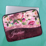 Chic floral Burgundy roze paarse glitter monogram Laptop Sleeve<br><div class="desc">stijlvol en elegant giraal design in paarse Bourgogne en faux roze glitter tot creëer van een speciale, stijlvolle laptophoes. Voeg wat stijl aan uw kantoor, bureau, of persoonlijke ruimte met een Chic en stijlvolle douanenaam en monogram de hoes van de Laptop toe. personaliseer het met een manuscriptnaam en een monogram....</div>