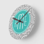 Chic Floral Gray Paisley Pattern & Blue Monogram Ronde Klok (Hoek)