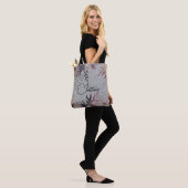 Chic Floral Silver Damask gepersonaliseerd Tote Bag (Op model)