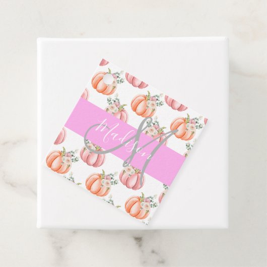 Chic Floral White Pink Peach Pumpkin Monogram Naam Bedankjes Labels (In situ)