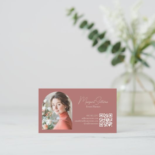 Chic Flowers Elegant Eenvoudige Minimale QR Code Visitekaartje (Staand voorkant)