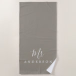 Chic Future de heer Gray Monogram Strandlaken<br><div class="desc">Grafische grijze monogrammed badhanddoek met de tekst Mr. in witte elegante manuscriptkalligrafie. Je kunt deze luxe badhanddoek aanpassen met je getrouwde naam. Perfect geschenk voor het pas gehuwde koppel met de passende mevrouweldoek of voor het vrijgezellenfeest. Exclusief voor u ontworpen door Happy Dolphin Studio. Neem contact met ons op via...</div>