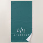 Chic Future Mevrouw Teal Groene Monogram Strandlaken<br><div class="desc">Chique turquoise groene geborduurde badhanddoek met de tekst Mevrouw in witte elegante kalligrafie. U kunt deze luxe badhanddoek aanpassen met uw achternaam na het huwelijk. Perfect cadeau voor het pasgetrouwde stel met de bijpassende badhanddoek voor de heer of voor de bruidsjonker. Exclusief voor u ontworpen door Happy Dolphin Studio. Als...</div>