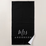 Chic Future Mrs Black en White Monogram Strandlaken<br><div class="desc">Een zwarte en witte monogrammed badhanddoek met de tekst Mrs. in witte elegante manuscriptkalligrafie. Je kunt deze luxe badhanddoek aanpassen met je getrouwde naam. Perfect geschenk voor het pas gehuwde koppel met de bijpassende Mr. Bandhanddoek of voor het vrijgezellenfeest. Exclusief voor u ontworpen door Happy Dolphin Studio. Neem contact met...</div>