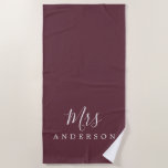 Chic Future Mrs Burgundy Monogram Strandlaken<br><div class="desc">Chic burgundy monogrammed strandhanddoek met de tekst Mrs. in witte elegante scriptkalligrafie. Je kunt deze luxe badhanddoek aanpassen met je getrouwde naam. Perfect geschenk voor het pas gehuwde koppel met de bijpassende Mr. Bandhanddoek of voor het vrijgezellenfeest. Exclusief voor u ontworpen door Happy Dolphin Studio. Neem contact met ons op...</div>