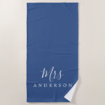 Chic Future Mrs Classic Blue Monogram Strandhanddo Strandlaken<br><div class="desc">Chique badhanddoek met monogram en de tekst Mrs in witte elegante kalligrafie op een klassieke blauwe achtergrond. U kunt deze luxe badhanddoek personaliseren met uw achternaam na het huwelijk. Een perfect cadeau voor pasgetrouwde stellen met de bijpassende badhanddoek voor Mr of voor de bruidsjonker. Exclusief voor u ontworpen door Happy...</div>
