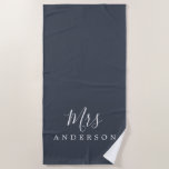 Chic Future Mrs Dark Blue Monogram Strandlaken<br><div class="desc">Chic donkerblauw monogrammed strandhanddoek met de tekst Mrs. in witte elegante manuscriptkalligrafie. Je kunt deze luxe badhanddoek aanpassen met je getrouwde naam. Perfect geschenk voor het pas gehuwde koppel met de bijpassende Mr. Bandhanddoek of voor het vrijgezellenfeest. Exclusief voor u ontworpen door Happy Dolphin Studio. Neem contact met ons op...</div>