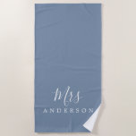 Chic Future Mrs. Faded Denim Blue Monogram Strandlaken<br><div class="desc">Chic faded denim blauwe monogrammed strandhanddoek met de tekst Mrs. in witte elegante manuscriptkalligrafie. Je kunt deze luxe badhanddoek aanpassen met je getrouwde naam. Perfect geschenk voor het pas gehuwde koppel met de bijpassende Mr. Bandhanddoek of voor het vrijgezellenfeest. Exclusief voor u ontworpen door Happy Dolphin Studio. Neem contact met...</div>