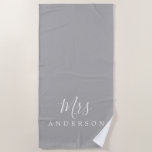 Chic Future Mrs Gray Monogram Strandlaken<br><div class="desc">Grafische grijze monogrammed strandhanddoek met de tekst Mrs. in witte elegante manuscriptkalligrafie. Je kunt deze luxe badhanddoek aanpassen met je getrouwde naam. Perfect geschenk voor het pas gehuwde koppel met de bijpassende Mr. Bandhanddoek of voor het vrijgezellenfeest. Exclusief voor u ontworpen door Happy Dolphin Studio. Neem contact met ons op...</div>