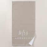 Chic Future Mrs Gray Monogram Strandlaken<br><div class="desc">Grafische grijze monogrammed strandhanddoek met de tekst Mrs. in witte elegante manuscriptkalligrafie. Je kunt deze luxe badhanddoek aanpassen met je getrouwde naam. Perfect geschenk voor het pas gehuwde koppel met de bijpassende Mr. Bandhanddoek of voor het vrijgezellenfeest. Exclusief voor u ontworpen door Happy Dolphin Studio. Neem contact met ons op...</div>