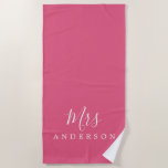Chic Future Mrs Hot Pink Monogram Strandlaken<br><div class="desc">Chique monogrammed strandlaken met de tekst Mevrouw in wit elegante script kalligrafie op een hete roze achtergrond. U kunt deze luxe strandlaken aanpassen met uw getrouwde naam. Perfect cadeau voor het pasgetrouwde stel met de bijpassende Mr. strandlaken of voor het vrijgezellenfeest. Exclusief voor u ontworpen door Happy Dolphin Studio. Als...</div>