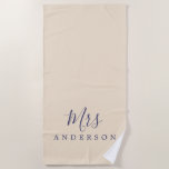Chic Future Mrs. Ivory Monogram Strandlaken<br><div class="desc">Chique ivoor monogrammed strandlaken met de tekst Mevrouw in marineblauw elegante script kalligrafie. U kunt deze luxe strandlaken aanpassen met uw getrouwde naam. Perfect cadeau voor het pasgetrouwde stel met de bijpassende Mr. strandlaken of voor het vrijgezellenfeest. Exclusief voor u ontworpen door Happy Dolphin Studio. Als u hulp of bijpassende...</div>