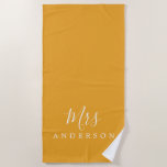 Chic Future Mrs Mellow Yellow Monogram Beach Towel Strandlaken<br><div class="desc">Grafische monogrammed strandhanddoek met de tekst Mrs. in witte elegante manuscriptkalligrafie op een mellow gele achtergrond. Je kunt deze luxe badhanddoek aanpassen met je getrouwde naam. Perfect geschenk voor het pas gehuwde koppel met de bijpassende Mr. Bandhanddoek of voor het vrijgezellenfeest. Exclusief voor u ontworpen door Happy Dolphin Studio. Neem...</div>