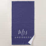 Chic Future Mrs Navy Blue Monogram Strandlaken<br><div class="desc">Katholiek blauw monogrammed strandhanddoek met de tekst Mrs. in witte elegante scriptkalligrafie. Je kunt deze luxe badhanddoek aanpassen met je getrouwde naam. Perfect geschenk voor het pas gehuwde koppel met de bijpassende Mr. Bandhanddoek of voor het vrijgezellenfeest. Exclusief voor u ontworpen door Happy Dolphin Studio. Neem contact met ons op...</div>