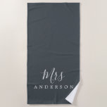 Chic Future Mrs Off-Black Monogram Strandlaken<br><div class="desc">Chic-off-black monogrammed strandhanddoek met de tekst Mrs. in witte elegante manuscriptkalligrafie. Je kunt deze luxe badhanddoek aanpassen met je getrouwde naam. Perfect geschenk voor het pas gehuwde koppel met de bijpassende Mr. Bandhanddoek of voor het vrijgezellenfeest. Exclusief voor u ontworpen door Happy Dolphin Studio. Neem contact met ons op via...</div>