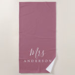 Chic Future Mrs Paarse Cassis Monogram Strandlaken<br><div class="desc">Chic paarse cassis monogrammed strandhanddoek met de tekst Mrs. in witte elegante manuscriptkalligrafie. Je kunt deze luxe badhanddoek aanpassen met je getrouwde naam. Perfect geschenk voor het pas gehuwde koppel met de bijpassende Mr. Bandhanddoek of voor het vrijgezellenfeest. Exclusief voor u ontworpen door Happy Dolphin Studio. Neem contact met ons...</div>