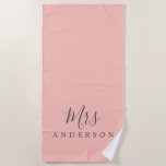 Chic Future Mrs Pastel Pink Monogram Strandlaken<br><div class="desc">Chic pastel roze monogrammed strand handdoek met de tekst Mrs. in marinesblauwe elegante scriptkalligrafie. Je kunt deze luxe badhanddoek aanpassen met je getrouwde naam. Perfect geschenk voor het pas gehuwde koppel met de bijpassende Mr. Bandhanddoek of voor het vrijgezellenfeest. Exclusief voor u ontworpen door Happy Dolphin Studio. Neem contact met...</div>