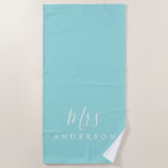 Chic Future Mrs Turquoise Monogram Strandlaken<br><div class="desc">Chique monogrammed strandlaken met de tekst Mevrouw in wit elegante script kalligrafie op een turquoise blauwe achtergrond. U kunt deze luxe strandlaken aanpassen met uw getrouwde naam. Perfect cadeau voor het pasgetrouwde stel met de bijpassende Mr. strandlaken of voor het vrijgezellenfeest. Exclusief voor u ontworpen door Happy Dolphin Studio. Als...</div>