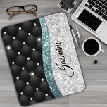 Chic girly faux Silver glitter blauwgroen monogram Muismat<br><div class="desc">Voeg een aanraking van glitter en glansglanzen toe aan uw kantoor thuis of geniet van uw rug met dit elegante, gepersonaliseerde muispad. Deze sjabloon is voorzien van elegant girly faux Silver blauwgroen turquoise aqua glitter en neushoorns die met een zwart tuffted design kunnen worden vertoond. Om het extra speciaal te...</div>