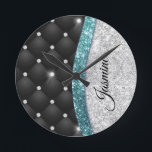 Chic girly faux Silver glitter blauwgroen monogram Ronde Klok<br><div class="desc">Eenvoudig aan te passen aan deze trendy, knappe Luxury Wall Clock-ontwerp met elegant girly faux Silver blauwgroen turquoise aqua glitter en neushoorns die met een zwart, getufte design werken. Dit maakt de perfecte liefhebbende 16 verjaardag, bruiloft, vrijgezellenfeest, verjaardagsdag, baby shower of vrijgezellenfeest voor iemand die van luxe glam en stijl...</div>