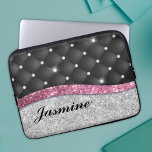 Chic girly faux Silver glitter zwart roze monogram Laptop Sleeve<br><div class="desc">, elegante, girale faux zilveren glitter en neushoorns die een speciale, stijlvolle laptophoes creëer. Mooie, moderne en koele kussens voor de trendsetter met een tendentieuze en kunstliefhebbende heupplank. Pas deze trendy chic-laptophoes eenvoudig aan met jouw naam. Dit stijlvolle ontwerp zou geweldig zijn voor meisjes die genieten van klare, dunne design....</div>