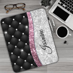 Chic girly faux Silver glitter zwart roze monogram Muismat<br><div class="desc">Voeg een aanraking van glitter en glansglanzen toe aan uw kantoor thuis of geniet van uw rug met dit elegante, gepersonaliseerde muispad. Deze sjabloon is voorzien van elegante girale faux zilver en roze glitter en neushoorns die met een zwart, tuffted design kunnen worden verward. Om het extra speciaal te maken,...</div>