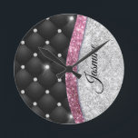 Chic girly faux Silver glitter zwart roze monogram Ronde Klok<br><div class="desc">Eenvoudig aan te passen aan deze trendy, aantrekkelijke Luxury Wall Clock-ontwerp met elegante girale faux zilver en roze glitter en neushoorns met een zwart, getufte vormgeving. Dit maakt de perfecte liefhebbende 16 verjaardag, bruiloft, vrijgezellenfeest, verjaardagsdag, baby shower of vrijgezellenfeest voor iemand die van luxe glam en stijl houdt. Show van...</div>