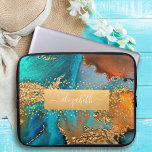 Chic glam waterverf marble gold turquoise oranje laptop sleeve<br><div class="desc">Een dunne, faux gouden folie band met uw scripttypografie bedekt een rijke, gouden, goudgroen, turquoise blauw, en gele oranje achtergrond van de waterverf op deze elegante, trendy, girly, douanenaam neopreen laptophoes. Maakt elke keer dat je het gebruikt een leuke en stijlvolle uitspraak. Deze laptophoes bestaat uit drie formaten: 15, 13...</div>