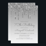 Chic Glitter Drip Silver 70th Birthday Kaart<br><div class="desc">Deze trendy 70e verjaardagsuitnodiging is voorzien van een dunne zilveren faux glitter drip border en blauwe ombre background. De woorden "70th Birthday" en de naam van de gast van eer verschijnen in casual zilver grijs handschrift script, met de rest van de aanpasbare tekst in sans serif doopvont. Aan de achterzijde...</div>