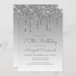 Chic Glitter Drip Silver 70th Birthday Kaart<br><div class="desc">Deze trendy 70e verjaardagsuitnodiging is voorzien van een dunne zilveren faux glitter drip border en blauwe ombre background. De woorden "70th Birthday" en de naam van de gast van eer verschijnen in casual zilver grijs handschrift script, met de rest van de aanpasbare tekst in sans serif doopvont. Aan de achterzijde...</div>