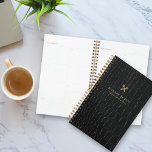 Chic Glossy Black Crocodile Gold Notaris Publiek Planner<br><div class="desc">De elegante faux krokodillenplanner is aanpasbaar en alle tekst kan worden bewerkt. De chique zwarte notaris business planner is in het oog springend en professioneel! Voorzien van een faux zwart glanzend krokodillenpatroon en elegante gouden letters. De notaris heeft de titel "NOTARIEEL PUBLIEK" en de notarisnaam. Bewerk eenvoudig alle velden voordat...</div>
