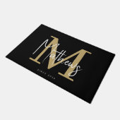 Chic Gold Black White Monogram Familienaam Deurmat (Schuin)