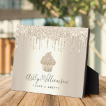 Chic Gold Cupcake Glitter Drift Bakery Pastry Chef Fotoplaat<br><div class="desc">Cadeau uw beste zelf aan uw klanten, met deze elegante, geavanceerde, eenvoudige, en moderne douanenaam easel backplaque. Een sparkly, champagne goudcakaart, handgeschreven scripttypografie en glitterdruppels bedekken een faux metallic champagne goudombre achtergrond. Pas uw volledige naam en/of bedrijf aan. Verkrijgbaar in drie formaten: 5"x7", 8"x10" en 5, 25"x5.25". Maakt een chic,...</div>
