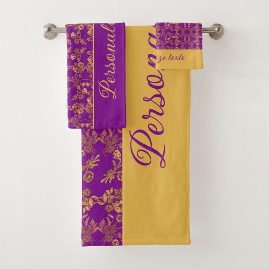 Chic Gold damask zwirl Flower paars Custom name Bad Handdoek (Insitu)