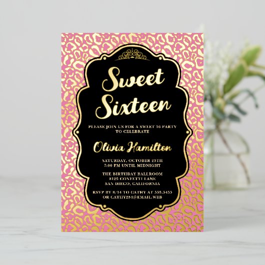 Chic Gold en Pink Leopard Print Sweet 16 Folie Uitnodiging (Staand Voorkant)