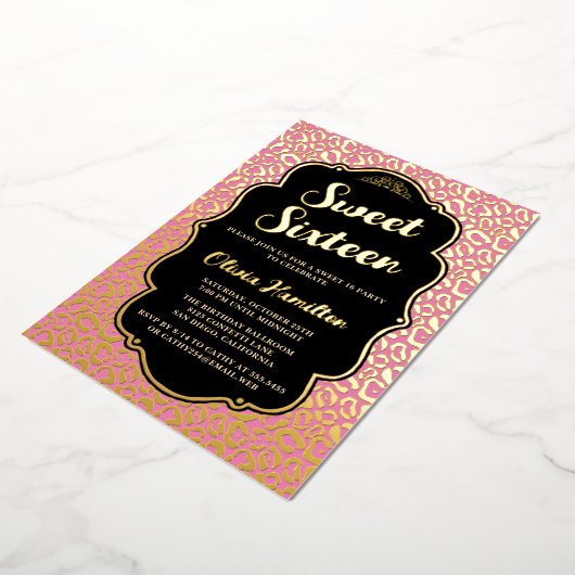 Chic Gold en Pink Leopard Print Sweet 16 Folie Uitnodiging (Gedraaid)