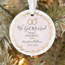 Chic Gold gehuwd tijdens Pandemische kerstmis Ornament