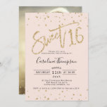 Chic gold glitter confetti blush Sweet 16 foto Kaart<br><div class="desc">Een modern,  chic en elegant geel goud glitter ombre zoete 16 verjaardag glitter party uitnodiging met een moderne 16 typografie met gele goudsparken glitter op een bewerkbare pastelroze achtergrond en confetti. Voeg uw foto bij de rug toe of verlaat een roze achtergrond. Perfect voor het prinsesthema Sweet 16!</div>