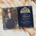 Chic gold glitter navy blue phototiara Sweet 16 Kaart<br><div class="desc">Een chic en luxueus chic gold glitter confetti op een donkerblauw waterverf cement met elegante kalligrafie Sweet 16 verjaardagsfeestuitnodiging,  met een handgetekende luxueuze prinses kroon tiara roos goudglitter. Voeg je foto toe.</div>