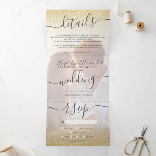 Chic gold glitter ombre white script foto bruiloft drieluik uitnodiging (Binnen)