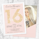 Chic gold glitter script zwart Sweet 16 foto Kaart<br><div class="desc">Een modern,  chic en elegant geel goudglitter,  zoete uitnodiging voor 16 verjaardagsfeestjes met een moderne 16-tipografie met gouden glans op een bewerkbare pastelroze achtergrond van het lijst. Voeg uw foto bij de rug toe of verlaat een roze achtergrond. Perfect voor het prinsesthema Sweet 16!</div>