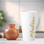 Chic Gold Jouw naam toevoegen Handgeschreven scrip Latte Mok<br><div class="desc">Een chique gepersonaliseerde gouden monogram latte mok voor een meisje dat houdt van eenvoudige,  handgeschreven geschenken. Mooi cursief schrift aan de zijkant van je flesje dat jouw naam in elegante typografie uitspreekt.</div>