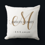 Chic Gold M Monogram Script Name Weduwdate Kussen<br><div class="desc">Chique, modern goud monogrammed bruiloft buitenkussen met uw namen en jaar gevestigd in zwart elegant met de hand geletterd script kalligrafie en klassieke typografie met een gouden M monogram op een witte achtergrond. Voeg eenvoudig uw namen, monogram en jaar hieronder vast. Stijlvol ontwerp en perfecte huwelijkstafel decor. Contacteer me voor...</div>